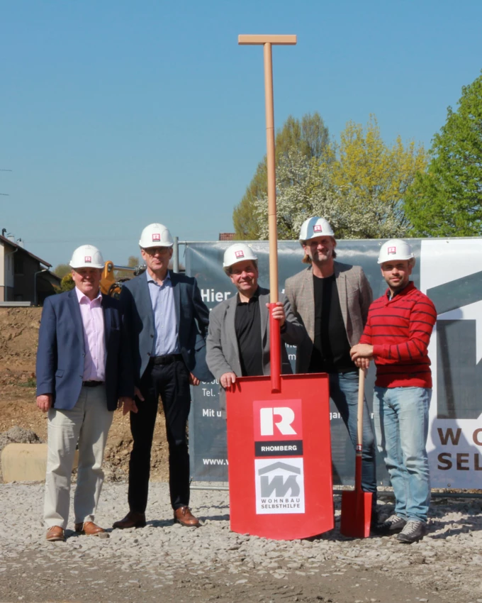 Haben Großes vor: Bürgermeister Christian Natter, Martin Summer, Geschäftsführer Rhomberg Bau, Erich Mayer, Geschäftsführer der Wohnbauselbsthilfe und die Architekten Claus Schnetzer und Victor Rivera-Gonzalez beim Spatenstich für das prestigeträchtige Innovations-Bauprojekt in der Wolfurter Lerchenstraße. Haben Großes vor: Bürgermeister Christian Natter, Martin Summer, Geschäftsführer Rhomberg Bau, Erich Mayer, Geschäftsführer der Wohnbauselbsthilfe und die Architekten Claus Schnetzer und Victor Rivera-Gonzalez beim Spatenstich für das prestigeträchtige Innovations-Bauprojekt in der Wolfurter Lerchenstraße.